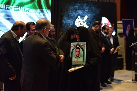 گزارش تصویری| از خانواده های شهداء شاغل در ادارات استان البرز تجلیل شد