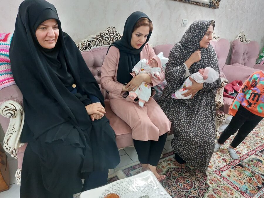 مدیرکل بهزیستی استان البرز از خانواده دارای فرزند سه قلو در فردیس تقدیر کرد