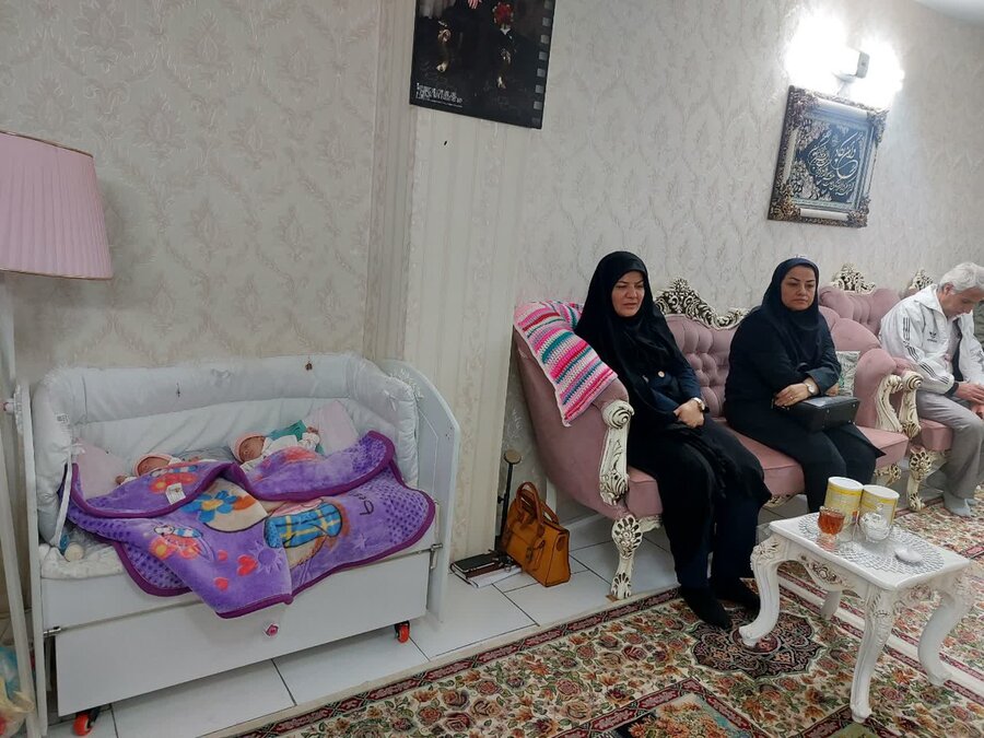 مدیرکل بهزیستی استان البرز از خانواده دارای فرزند سه قلو در فردیس تقدیر کرد