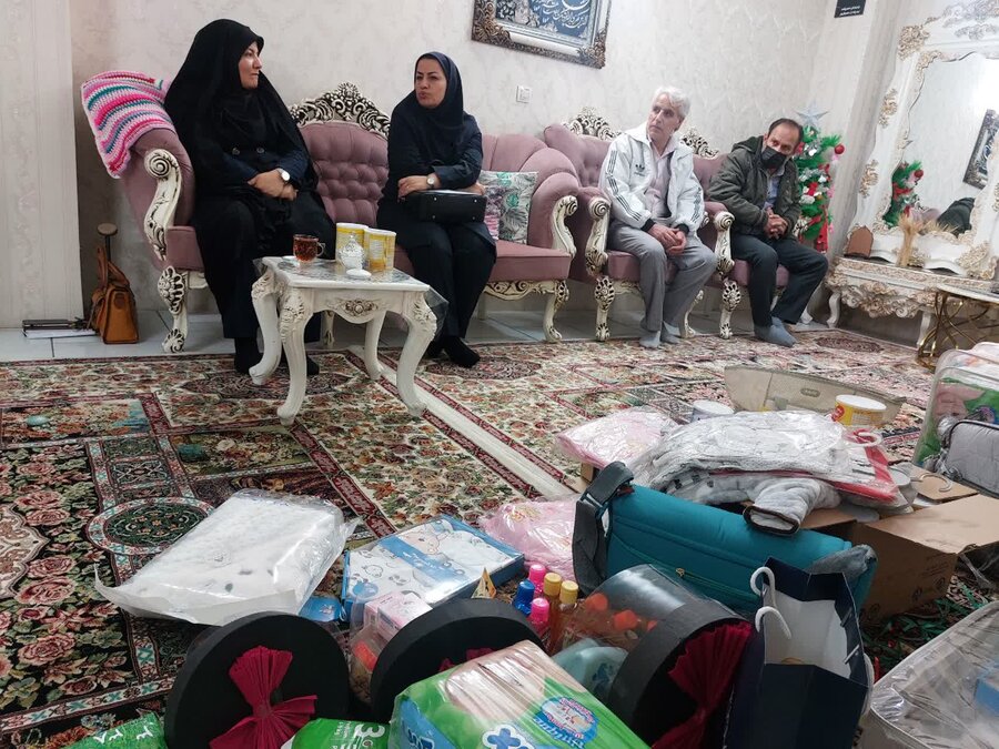 مدیرکل بهزیستی استان البرز از خانواده دارای فرزند سه قلو در فردیس تقدیر کرد