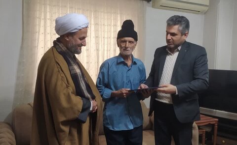 دیدار سرپرست بهزیستی گیلان با پدر شهید "  حسین  پورهمرنگ " در شهرستان رشت