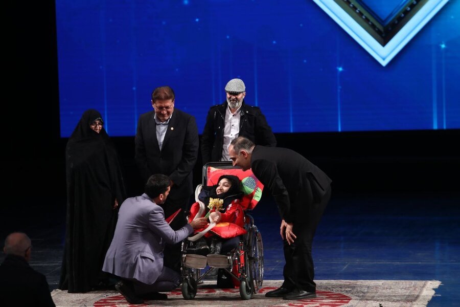تجلیل از نگار خدایی فعال دارای معلولیت حوزه مد و لباس در جشنواره فجر