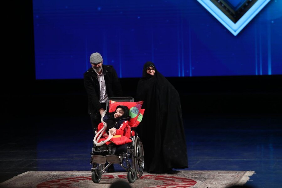 تجلیل از نگار خدایی فعال دارای معلولیت حوزه مد و لباس در جشنواره فجر