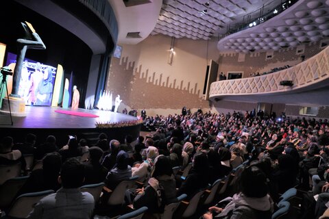 بخش فراگیر چهل و دومین جشنواره تئاتر فجر برگزیدگان خود را شناخت .سالن های نمایش مناسب سازی می شوند.