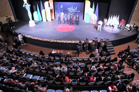 بخش فراگیر چهل و دومین جشنواره تئاتر فجر برگزیدگان خود را شناخت .سالن های نمایش مناسب سازی می شوند.