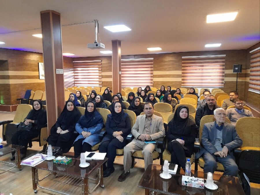 نشست تبیینی و تخصصی مدیرکل بهزیستی استان با کلیه مددکاران اجتماعی