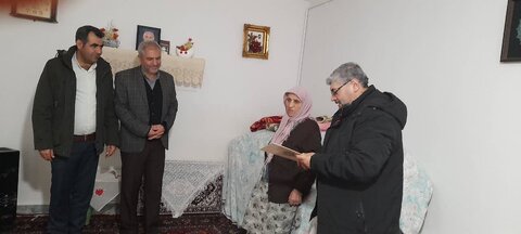 طالقان | رئیس اداره بهزیستی شهرستان طالقان با مادر شهید والامقام طالقانی دیدار و گفتگو کرد