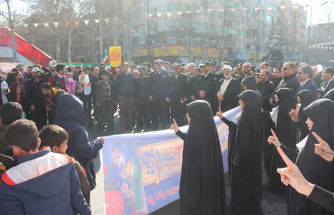 تجلّی حضور مدیرکل، کارکنان و مددجویان بهزیستی البرز در راهپیمایی یوم الله ۲۲ بهمن در کنار سایر اقشار جامعه