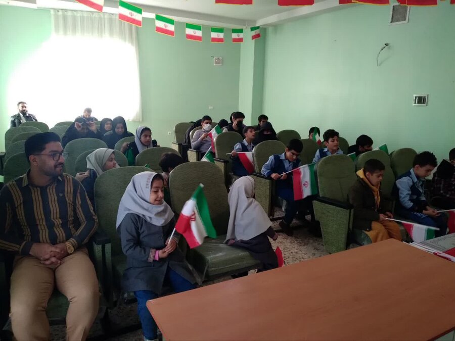 اشتهارد | مراسم جشن انقلاب در مدرسه استثنایی شهید فهمیده اشتهارد برگزار شد