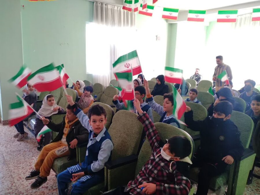 مراسم جشن انقلاب در مدرسه استثنایی شهید فهمیده اشتهارد برگزار شد