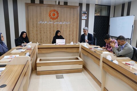 نشست صمیمی مدیرکل بهزیستی استان هرمزگان با کارکنان معاونت امور توانبخشی