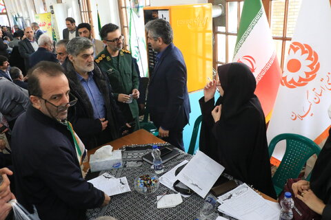 برپایی میز خدمت جهادی بهزیستی گیلان و سایر دستگاه‌های اجرایی در مصلی امام خمینی(ره) رشت