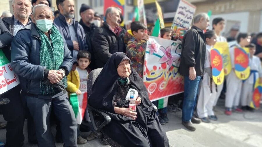فیروزکوه | حضور پرشور رئیس اداره وکارکنان بهزیستی در راهپیمایی ۲۲ بهمن شهرستان