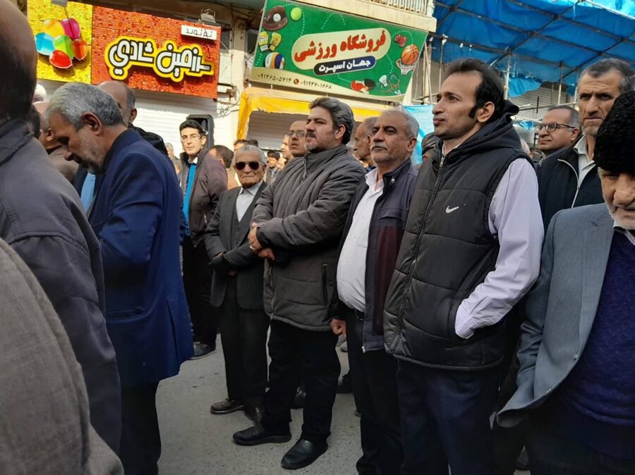 فیروزکوه | حضور پرشور رئیس اداره وکارکنان بهزیستی در راهپیمایی ۲۲ بهمن شهرستان
