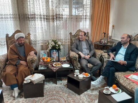 حضور فرمانده بسیج سازمان بهزیستی کشور در منزل مرحوم عمادی