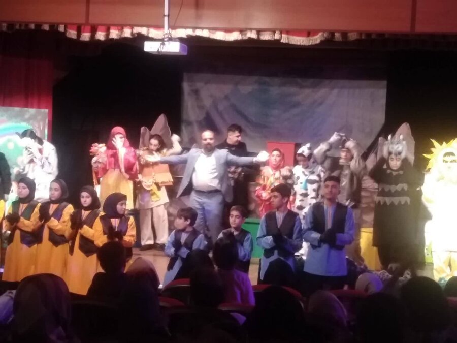 ورامین |  شرکت فرزندان زنان سرپرست خانوار در تئاتر عروسکی  موزیکال هاپوی قهرمان