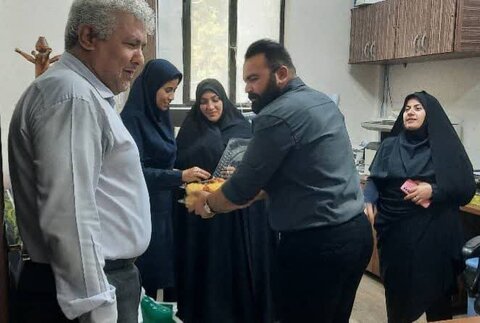گزارش تصویری| شهرستان بوشهر| توزیع شیرینی به مناسبت نیمه شعبان در مدیریت بهزیسیتی شهرستان بوشهر