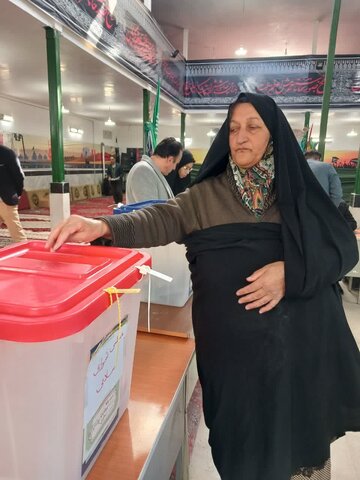 حضور پرشور خانواده بهزیستی ساوجبلاغ درپای صندوق های رأی