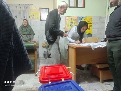 رباط کریم | استقرار صندوق‌های سیار اخذ رای در مرکز نگهداری سالمندان مهر رباط کریم