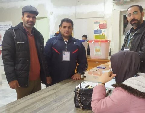 اسلامشهر | استقرار یکی از، شعب  صندوق اخذ رای در اداره بهزیستی و حضور جامعه هدف در راستای شرکت در انتخابات