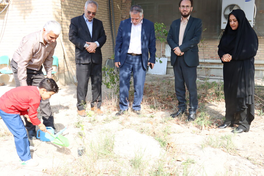 کاشت نهال به مناسبت روز درختکاری با حضور کودکان در بهزیستی شهرستان بوشهر