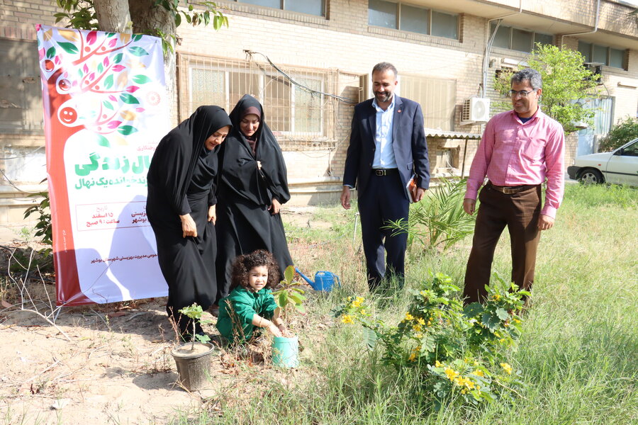 کاشت نهال به مناسبت روز درختکاری با حضور کودکان در بهزیستی شهرستان بوشهر