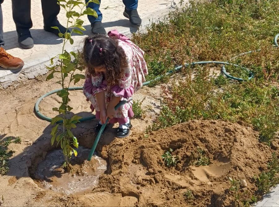 کاشت نهال به مناسبت روز درختکاری با حضور خانواده فرزند پذیر در بهزیستی شهرستان دیلم