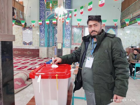گزارش تصویری | حضور افراد دارای معلولیت و کارکنان بهزیستی استان تهران در پای صندوق های رای