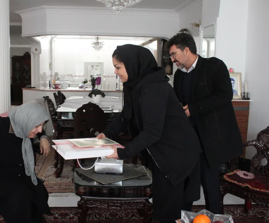 مسئولین بهزیستی استان البرز با خانواده های معزّز شهداء دیدار کردند