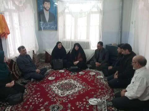 مدیرکل بهزیستی مازندران با خانواده شهید احمد شیر افکن در روستای عزیزک بابلسر دیدار کرد