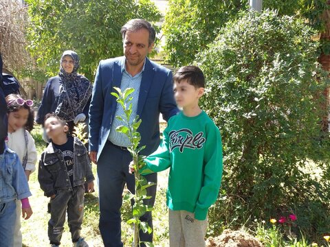 گزارش تصویری|درخت کاری خانواده های فرزند پذیر بهزیستی فارس