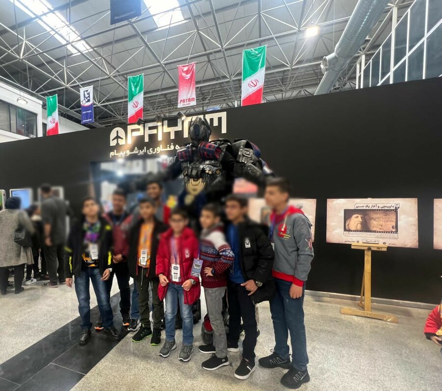 بازدید فرزندان بهزیستی از نمایشگاه صنعت هوایی فرودگاه بین المللی پیام