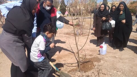 سمنان| آیین درختکاری با حضور خانواده های فرزند پذیر