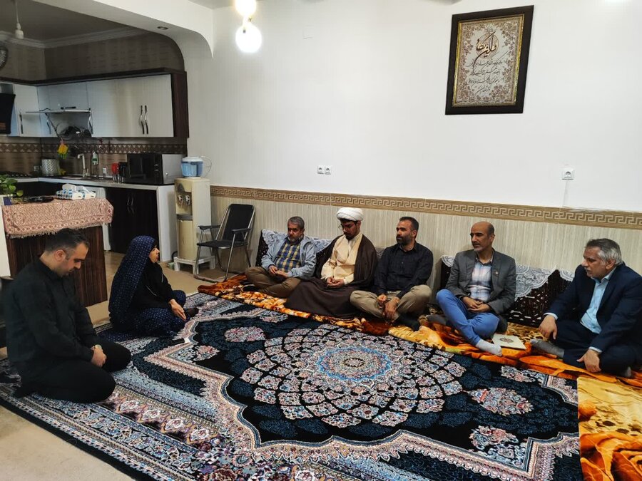 ادای احترام سرپرست بهزیستی استان بوشهر به دو خانواده شهید