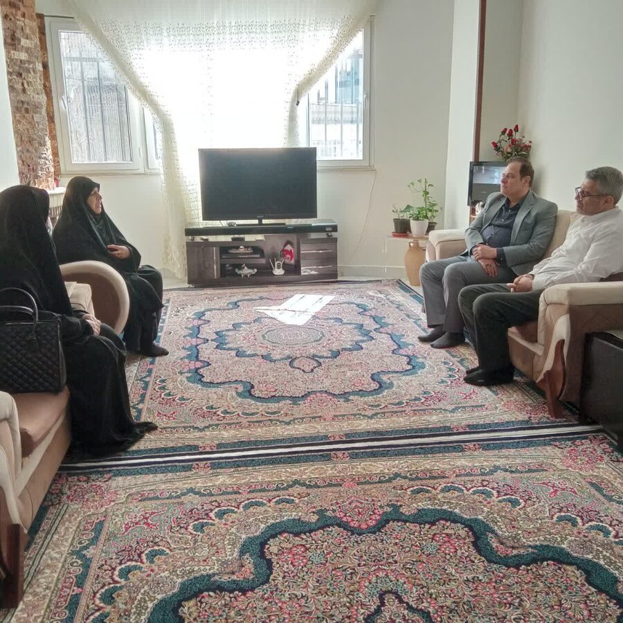به مناسبت روز گرامیداشت مقام شهداء مدیر بهزیستی کرج با خانواده معزز شهداء دیدار کرد