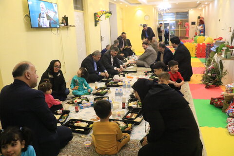 ضیافت افطار استاندار گیلان همراه با فرزندان تحت حمایت بهزیستی در خانه شبانه روزی ترنم امید رشت