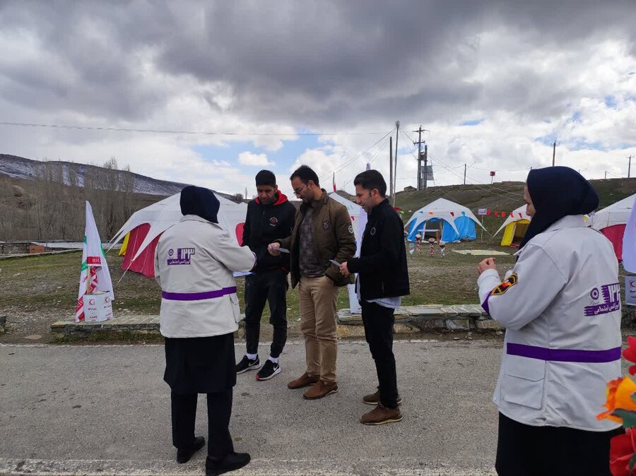 حضور کارشناسان اورژانس اجتماعی بهزیستی شهرستان چالدران در برنامه استقبال از میهمانان نوروزی