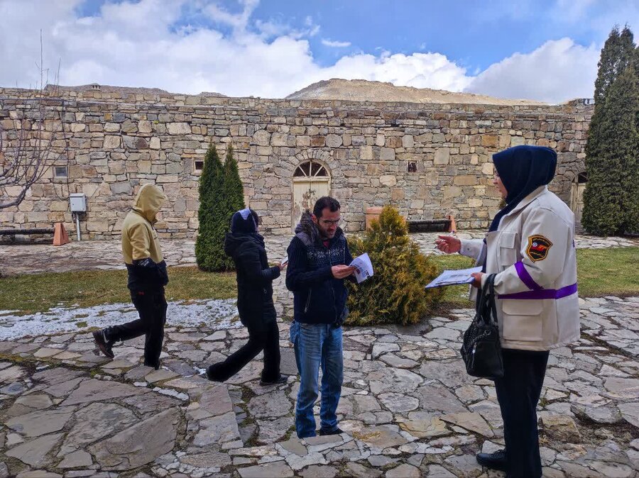 حضور کارشناسان اورژانس اجتماعی بهزیستی شهرستان چالدران در برنامه استقبال از میهمانان نوروزی