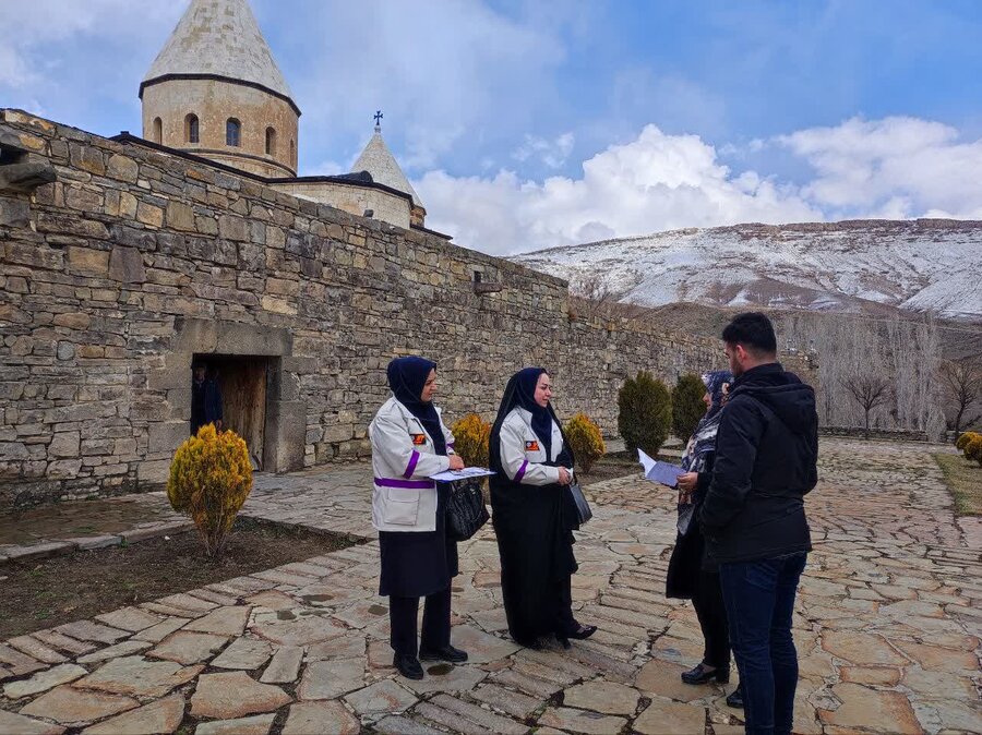 حضور کارشناسان اورژانس اجتماعی بهزیستی شهرستان چالدران در برنامه استقبال از میهمانان نوروزی