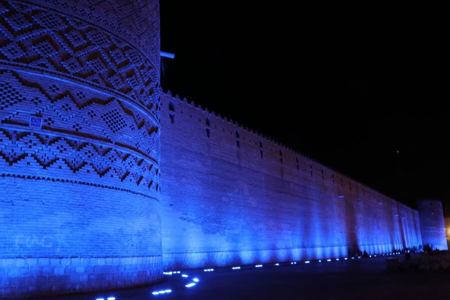 به مناسبت روز جهانی اتیسم پل های مختلف در شهر شیراز به رنگ آبی درآمد