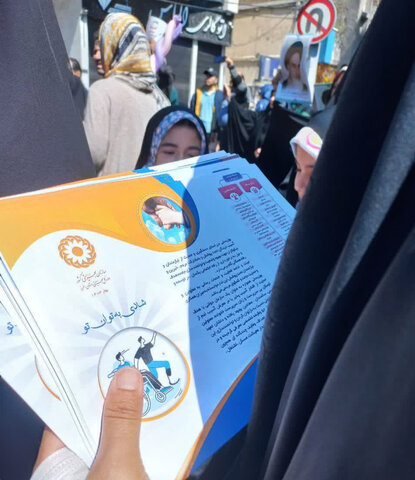 گزارش تصویری | توزیع پمفلت (شادی به توان تو) و اعلام شماره حساب مشارکتهای مردمی جهت واریز فطریه ،در راهپیمایی روز قدس در سطح شهر کرج
