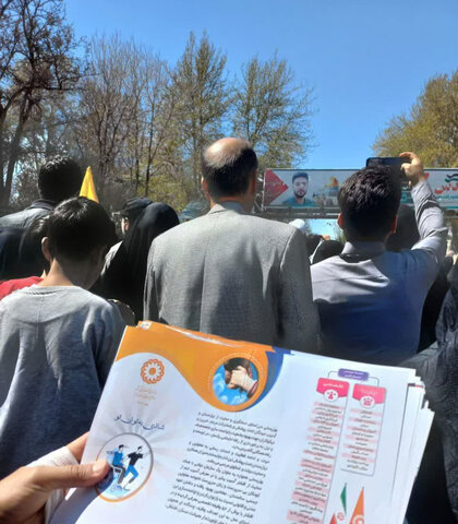 گزارش تصویری | توزیع پمفلت (شادی به توان تو) و اعلام شماره حساب مشارکتهای مردمی جهت واریز فطریه ،در راهپیمایی روز قدس در سطح شهر کرج
