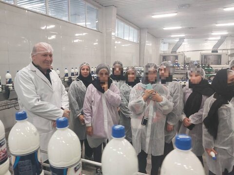 اردوی علمی دختران ۱۳تا۱۸ سال ساکن خانه های بهزیستی مازندران در کارخانه لبنیات هراز شهرستان آمل برگزار شد