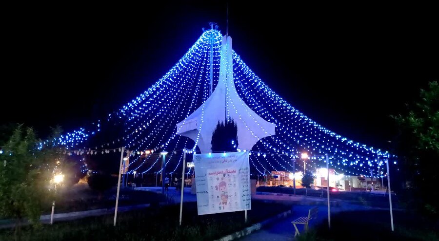 به مناسبت روز جهانی اوتیسم میدان آزادی شهر عنبرآباد به رنگ آبی درآمد