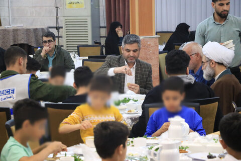 افطار نماینده ولی فقیه در گیلان همراه با فرزندان " خانه شبانه روزی مژدهی رشت"