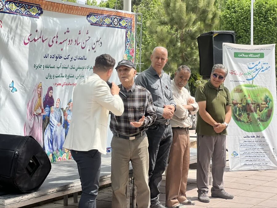 اجرای طرح شاد و با نشاط دوشنبه های سالمندی با شعار "سالمندان برکت خانواده اند" در هفته سلامت در بوستان جهان