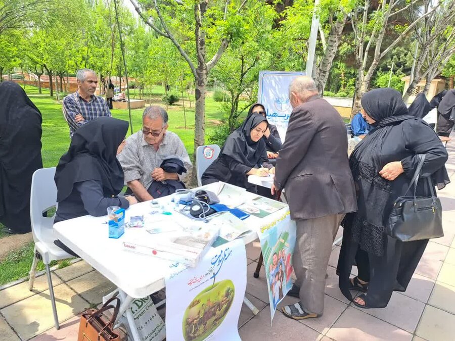 اجرای طرح شاد و با نشاط دوشنبه های سالمندی با شعار "سالمندان برکت خانواده اند" در هفته سلامت در بوستان جهان