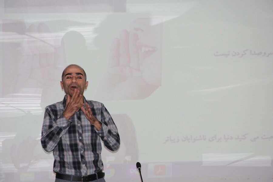 استفاده از زبان اشاره یکی از جنبههای مناسب در حمایت از افراد ناشنوا است