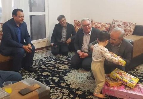 اصفهان| دیدار چهره به چهره فرماندار با خانواده‌های دارای فرزند چند قلو