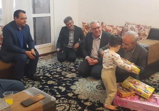 اصفهان| دیدار چهره به چهره فرماندار با خانوادههای دارای فرزند چند قلو